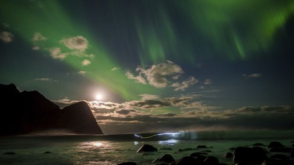 Mick Fanning is surfing in the colorful nights of Lofoten, shot during the film project‚ Chasing the Shot - Northern Lights' in Norway on November 10, 2016 - Sputnik International