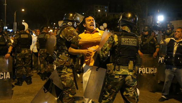 Protesters clash with police near Centerio hospital after Peruvian President Pedro Pablo Kuczynski pardoned former President Alberto Fujimori in Lima, Peru, December 25, 2017 - Sputnik International