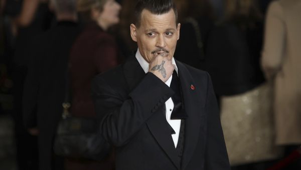 Actor Johnny Depp poses for photographers upon arrival at the World premiere of the film 'Murder On The Orient Express'  - Sputnik International