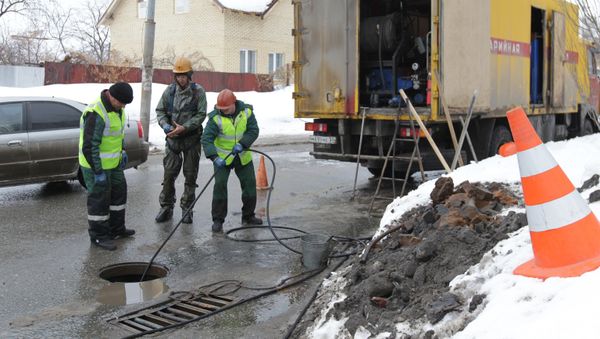 A volunteer woman, who participated in the search for a missing 10-year-old boy in the village of Cheremshan in Tatarstan, Russia, fell into a sewer and discovered the child trapped there - Sputnik International