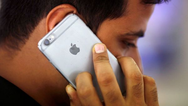 A man talks on his iPhone at a mobile phone store in New Delhi, India, July 27, 2016 A man talks on his iPhone at a mobile phone store in New Delhi, India, July 27, 2016 - Sputnik International