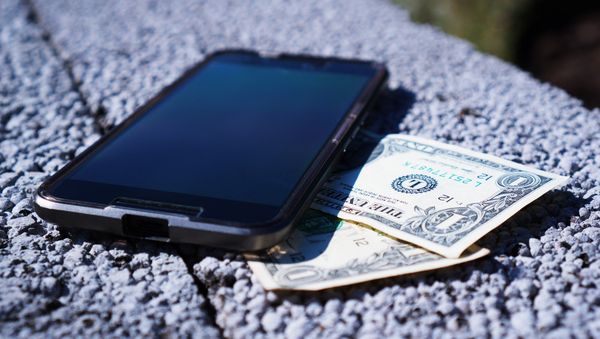 Phone and money - Sputnik International