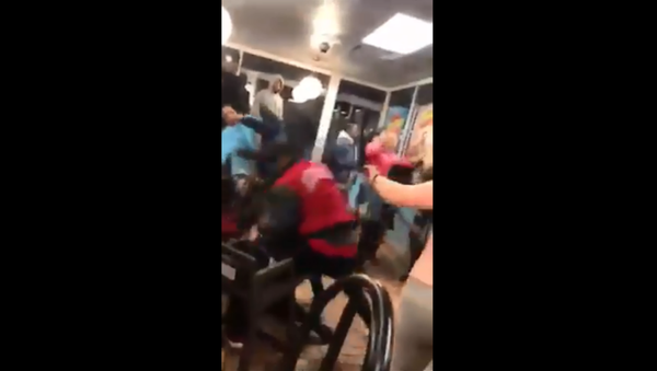Fight breaks out at Waffle House in Lima, Ohio - Sputnik International