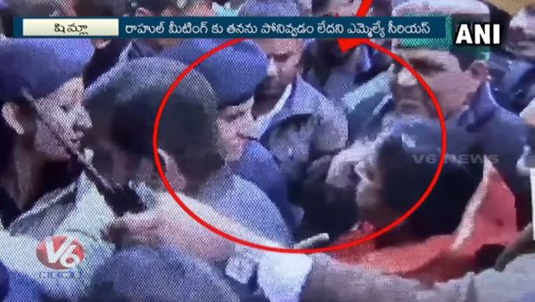 A viral video of an Indian politician slapping a policewoman and getting slapped back in return has become a new hit with amused netizens sharing the video on various web platforms and making some side-splitting comments - Sputnik International
