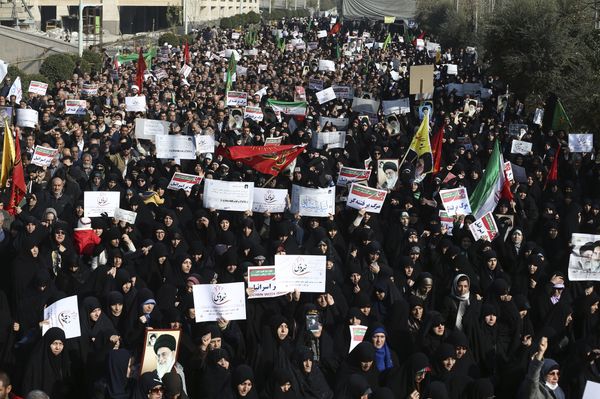 Iranian protesters chant slogans at a rally in Tehran, Iran, Saturday, Dec. 30, 2017 - Sputnik International