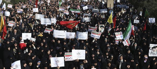 Iranian protesters chant slogans at a rally in Tehran, Iran, Saturday, Dec. 30, 2017 - Sputnik International