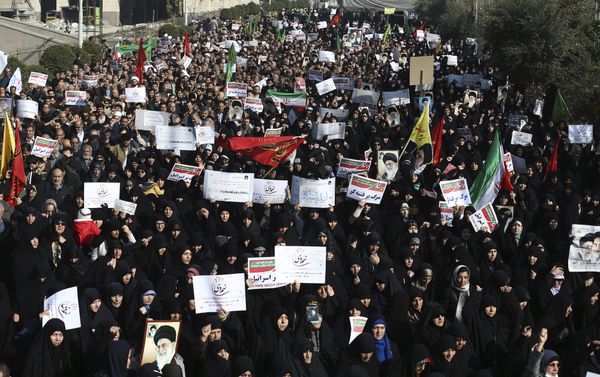 Iranian protesters chant slogans at a rally in Tehran, Iran, Saturday, Dec. 30, 2017 Iranian protesters chant slogans at a rally in Tehran, Iran, Saturday, Dec. 30, 2017 - Sputnik International