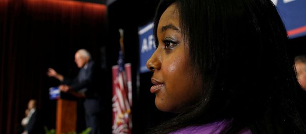 Erica Garner, daughter of Eric Garner, a black man choked to death by a police officer last year, raises her hand to ask U.S. Democratic presidential candidate Bernie Sanders a question at a town hall campaign event in Columbia, South Carolina, U.S., February 16, 2016 - Sputnik International