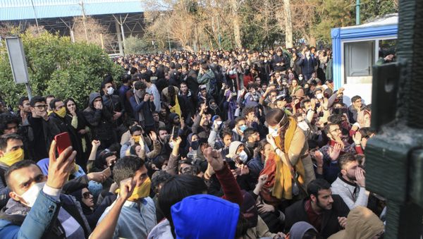 In this photo taken by an individual not employed by the Associated Press and obtained by the AP outside Iran, university students attend a protest inside Tehran University while anti-riot Iranian police prevent them to join other protestors, in Tehran, Iran, Saturday, Dec. 30, 2017 - Sputnik International