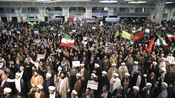 Iranian protesters chant slogans at a rally in Tehran, Iran, Saturday, Dec. 30, 2017 - Sputnik International