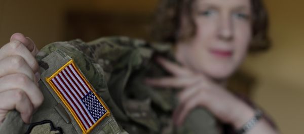 Transgender U.S. army captain Jennifer Sims lifts her uniform (File) Transgender U.S. army captain Jennifer Sims lifts her uniform (File) - Sputnik International