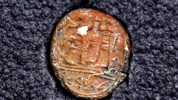 A 2,700-year-old clay seal impression which archaeologists from the Israel Antiquities Authority say belonged to a biblical governor of Jerusalem and was unearthed in excavations in the Western Wall plaza in Jerusalem's Old City January 1, 2018 - Sputnik International