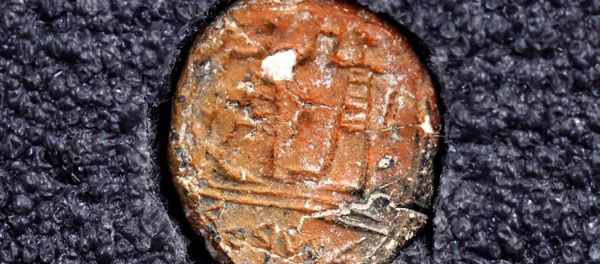 A 2,700-year-old clay seal impression which archaeologists from the Israel Antiquities Authority say belonged to a biblical governor of Jerusalem and was unearthed in excavations in the Western Wall plaza in Jerusalem's Old City January 1, 2018 A 2,700-year-old clay seal impression which archaeologists from the Israel Antiquities Authority say belonged to a biblical governor of Jerusalem and was unearthed in excavations in the Western Wall plaza in Jerusalem's Old City January 1, 2018 - Sputnik International