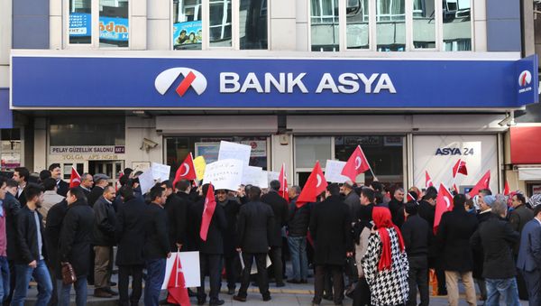 People stage a protest against the seizure of the Islamic Bank Asya, in front of a Bank Asya branch in downtown Ankara on February 4, 2015 People stage a protest against the seizure of the Islamic Bank Asya, in front of a Bank Asya branch in downtown Ankara on February 4, 2015 - Sputnik International
