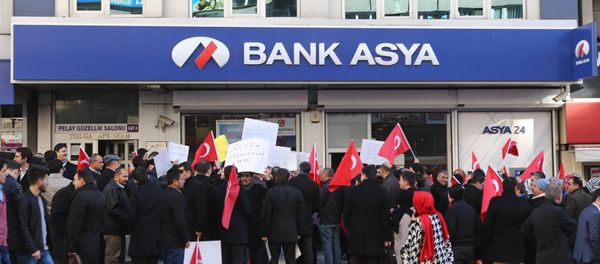 People stage a protest against the seizure of the Islamic Bank Asya, in front of a Bank Asya branch in downtown Ankara on February 4, 2015 People stage a protest against the seizure of the Islamic Bank Asya, in front of a Bank Asya branch in downtown Ankara on February 4, 2015 - Sputnik International