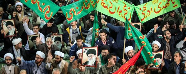 Iranians chant slogans as they march in support of the government near the Imam Khomeini grand mosque in the capital Tehran on December 30, 2017 - Sputnik International