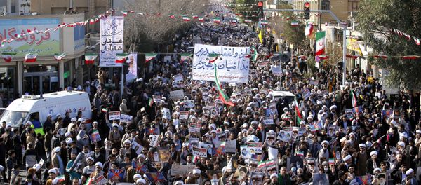 Pro-government demonstrators march in Iran's holy city of Qom, some 130 kilometres south of Tehran, on January 3, 2018 - Sputnik International