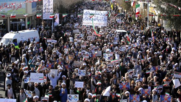 Pro-government demonstrators march in Iran's holy city of Qom, some 130 kilometres south of Tehran, on January 3, 2018 - Sputnik International