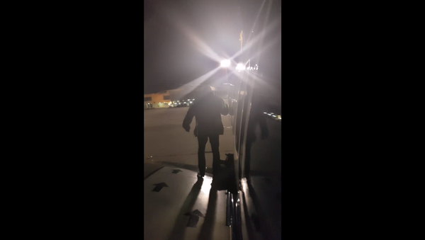 Man frustrated with delays on Ryanair flight departs via emergency exit - Sputnik International