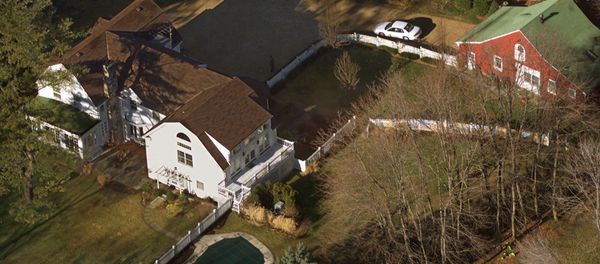 In this Jan. 5, 2000, file photo, the President Bill Clinton and Hillary Rodham Clinton's home is seen from the air in Chappaqua, N.Y. - Sputnik International