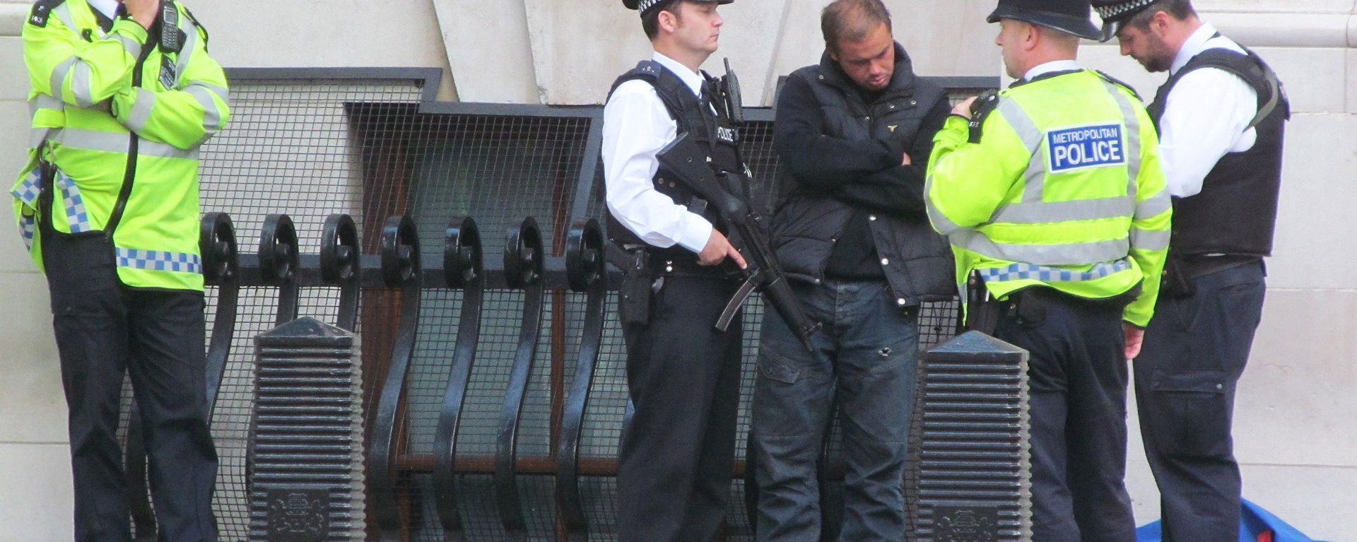 Armed Police arrest the Homeless - Sputnik International, 1920, 17.07.2019