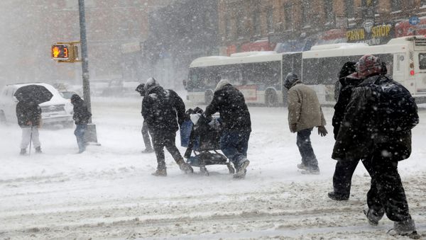 People struggle against wind and snow as they cross 125th street in upper Manhattan during a snowstorm in New York City, New York, U.S., January 4, 2018 - Sputnik International