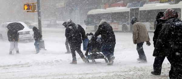 People struggle against wind and snow as they cross 125th street in upper Manhattan during a snowstorm in New York City, New York, U.S., January 4, 2018 - Sputnik International
