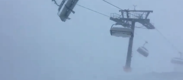 Trapped skiers get tossed in strong winds brought on by Storm Eleanor - Sputnik International