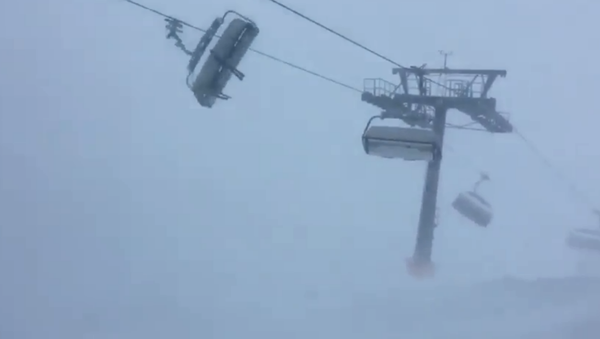 Trapped skiers get tossed in strong winds brought on by Storm Eleanor - Sputnik International