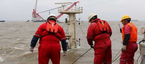 (File) Rescue workers work on a rescue ship at the site where a cargo vessel sank following a collision with another vessel - Sputnik International