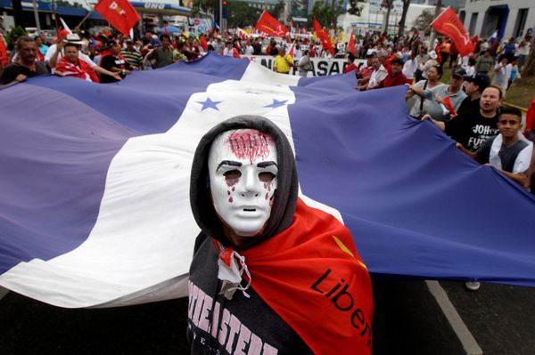 A supporter of the opposition candidate Salvador Nasralla stands in front of the Honduras' flag as he takes part in a march to protest against the results of Honduras' general elections in San Pedro Sula, Honduras January 6, 2018 A supporter of the opposition candidate Salvador Nasralla stands in front of the Honduras' flag as he takes part in a march to protest against the results of Honduras' general elections in San Pedro Sula, Honduras January 6, 2018 - Sputnik International