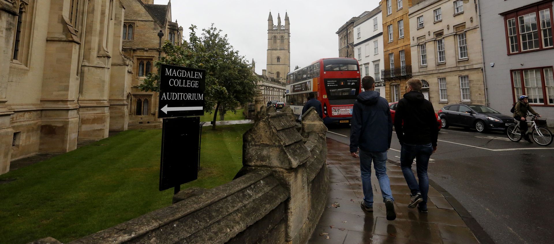 In this Sunday, Sept. 3, 2017 photo, people walk around Oxford University's campus in Oxford, England - Sputnik International, 1920, 24.01.2020