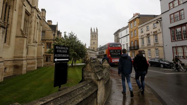 In this Sunday, Sept. 3, 2017 photo, people walk around Oxford University's campus in Oxford, England - Sputnik International