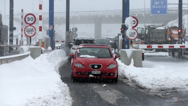 Some cars leave the AP6 motorway after being stuck for the night due to this winter's first heavy snowfall in Villacastin, Segovia province, Spain on January 7, 2018 - Sputnik International