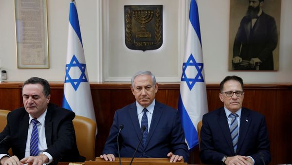 Israeli Prime Minister Benjamin Netanyahu (C) sits next to Cabinet Secretary Tzachi Braverman (R) and Israeli Intelligence and Transportation Minister Israel Katz (L) at the start of the weekly cabinet meeting at the Prime Minister's office in Jerusalem January 7, 2018 - Sputnik International