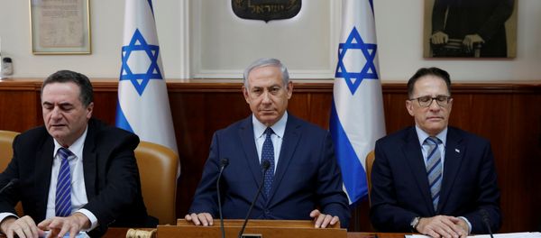 Israeli Prime Minister Benjamin Netanyahu (C) sits next to Cabinet Secretary Tzachi Braverman (R) and Israeli Intelligence and Transportation Minister Israel Katz (L) at the start of the weekly cabinet meeting at the Prime Minister's office in Jerusalem January 7, 2018 - Sputnik International