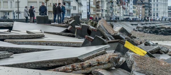 People look at the damaged seawall caused by the Storm Eleanor which swept through Europe, in Wimereux, northern France, on January 6, 2018 People look at the damaged seawall caused by the Storm Eleanor which swept through Europe, in Wimereux, northern France, on January 6, 2018 - Sputnik International