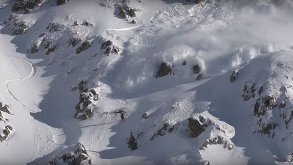 Avalanche in the Heart of the Pyrenees || ViralHog - Sputnik International