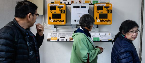 Pedestrians walk past ATM machines (L and R) for digital currency Bitcoin in Hong Kong on December 18, 2017 Pedestrians walk past ATM machines (L and R) for digital currency Bitcoin in Hong Kong on December 18, 2017 - Sputnik International
