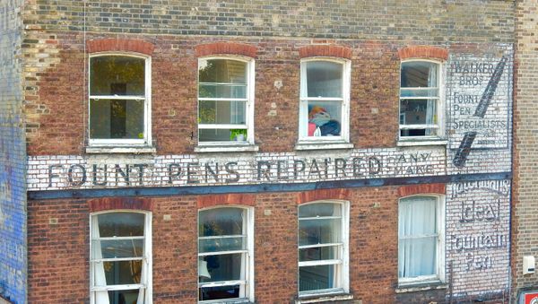 An old advertisement for fountain pens on a building in Stoke Newington, north London - Sputnik International