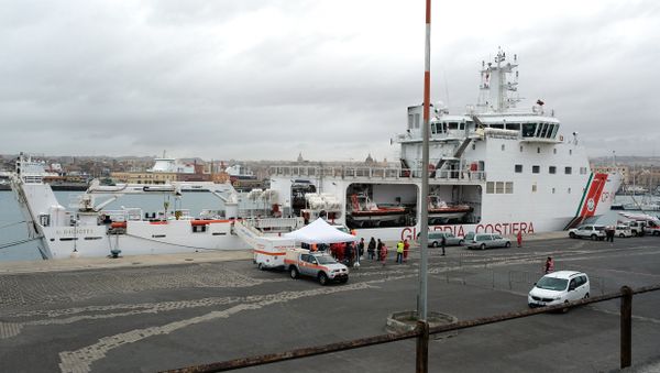 Rescuers disembark the bodies of migrants on January 8, 2018 after the Italian Coast Guard vessel Diciotti arrived in the port of Catania following a rescue operation of migrants and refugees at sea - Sputnik International