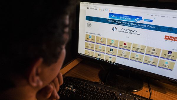 A computer screen displays a site featuring cryptocurrency token sales and ICO (Initial Coin Offering) lists in Berlin on November 26, 2017 - Sputnik International