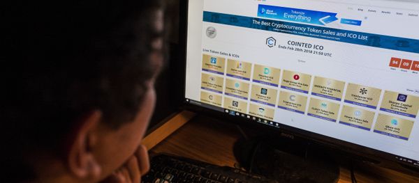 A computer screen displays a site featuring cryptocurrency token sales and ICO (Initial Coin Offering) lists in Berlin on November 26, 2017 - Sputnik International