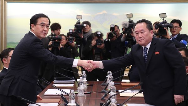South Korea's Unification Minister Cho Myung-Gyun (L) shakes hands with North Korean chief delegate Ri Son-Gwon during their last meeting at the border truce village of Panmunjom in the Demilitarized Zone (DMZ) dividing the two Koreas - Sputnik International
