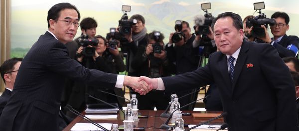 South Korea's Unification Minister Cho Myung-Gyun (L) shakes hands with North Korean chief delegate Ri Son-Gwon during their last meeting at the border truce village of Panmunjom in the Demilitarized Zone (DMZ) dividing the two Koreas South Korea's Unification Minister Cho Myung-Gyun (L) shakes hands with North Korean chief delegate Ri Son-Gwon during their last meeting at the border truce village of Panmunjom in the Demilitarized Zone (DMZ) dividing the two Koreas - Sputnik International