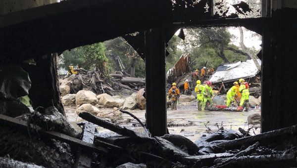 In this photo provided by Santa Barbara County Fire Department, firefighters respond to mud and debris flow due to heavy rain in Montecito. - Sputnik International