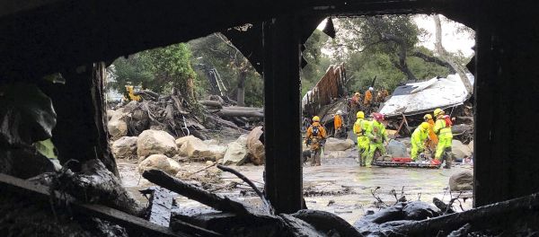 In this photo provided by Santa Barbara County Fire Department, firefighters respond to mud and debris flow due to heavy rain in Montecito. - Sputnik International