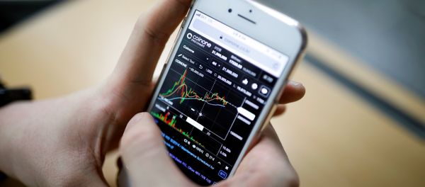 Eoh Kyung-hoon, leader of a club studying cryptocurrencies, checks a chart after a meeting at a university in Seoul, South Korea, December 20, 2017. Picture taken December 20, 2017 - Sputnik International