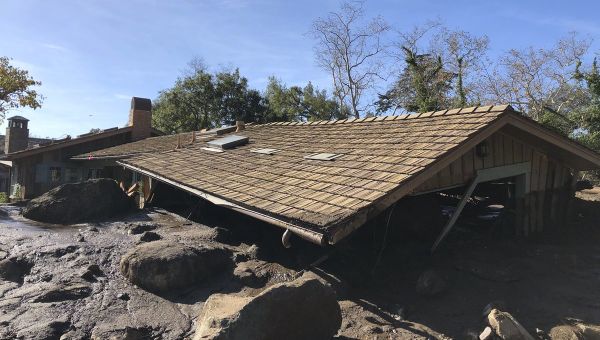 In this photo provided by Santa Barbara County Fire Department, mudflow, boulders, and debris from heavy rain runoff from early Tuesday reached the roof of a single story home in Montecito, Calif., on Wednesday, Jan. 10, 2018. - Sputnik International
