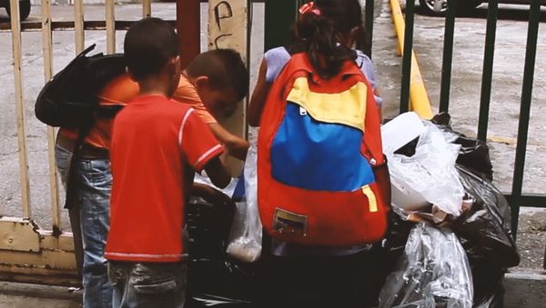Children rummage in garbage on streets of Venezuela Children rummage in garbage on streets of Venezuela - Sputnik International